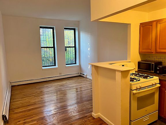 3rd image of 876 Jefferson Ave APT 1R