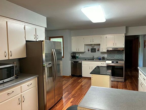 3rd image of 2944 Saturn Avenue