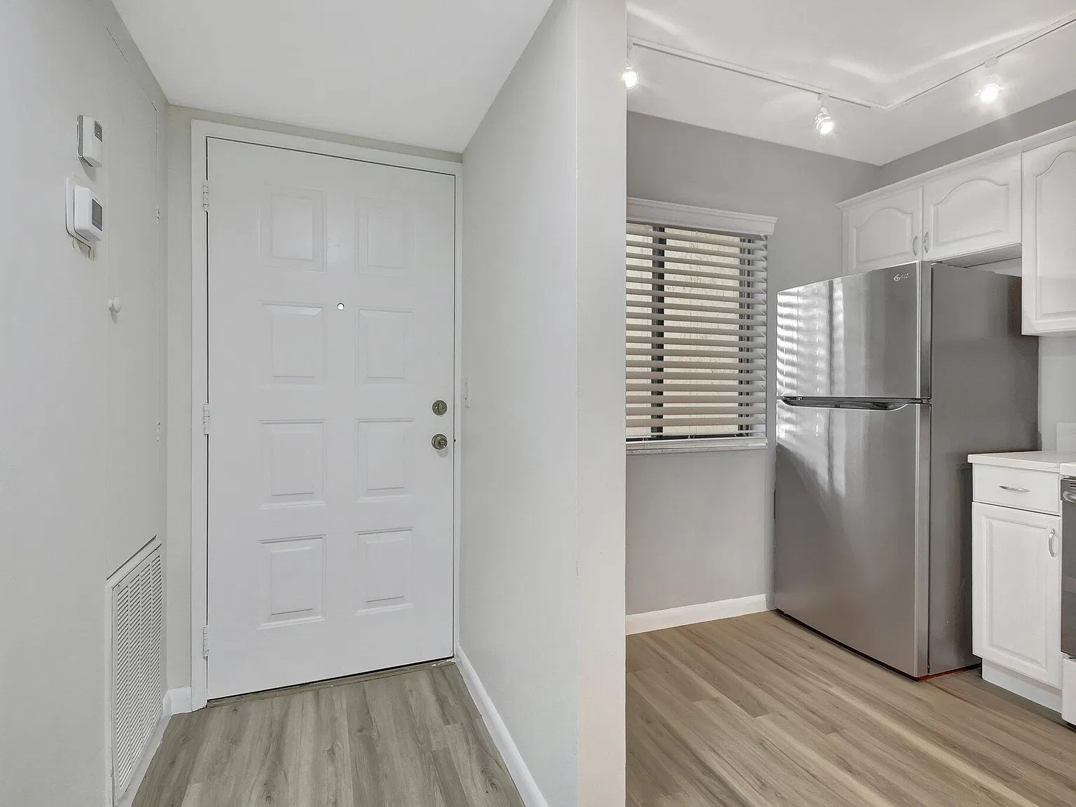 2 bed, 2.0 bath, 950 sqft, $2,300 — Photo 3