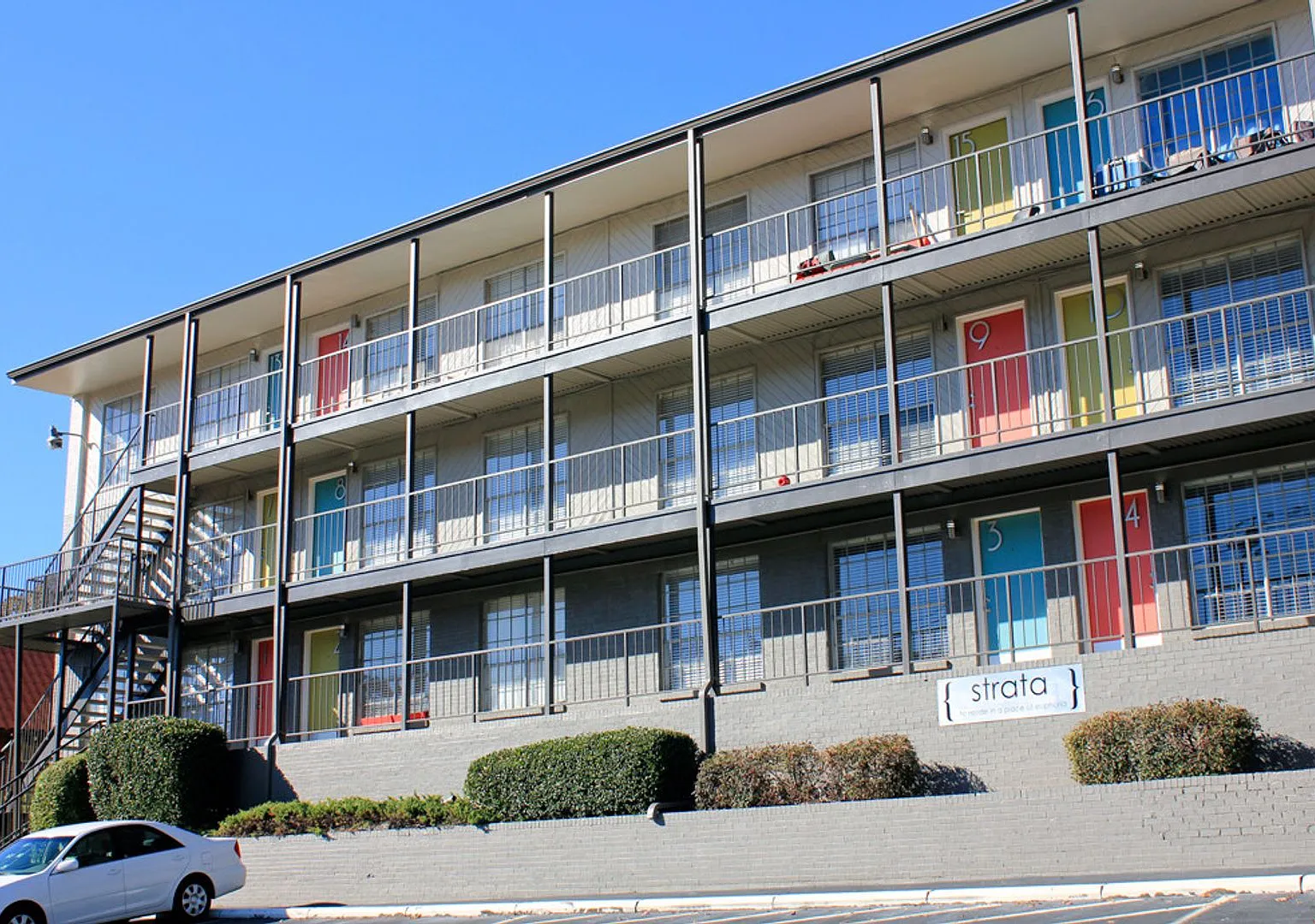 strata — Photo 1