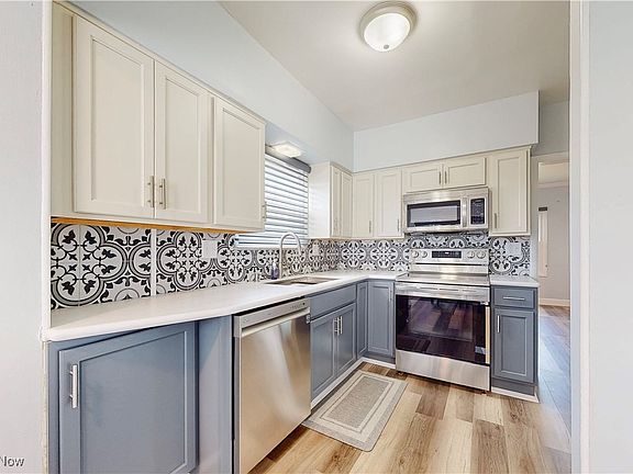 3rd image of 226 Cunningham Ln