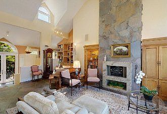 Living Room :: 114 Bayview