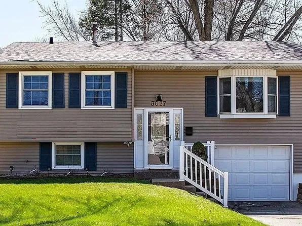 3027 Magnolia Dr, Bettendorf, IA 52722