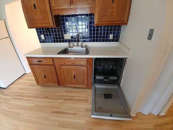 Eat-in kitchen with almost new Ddishwasher