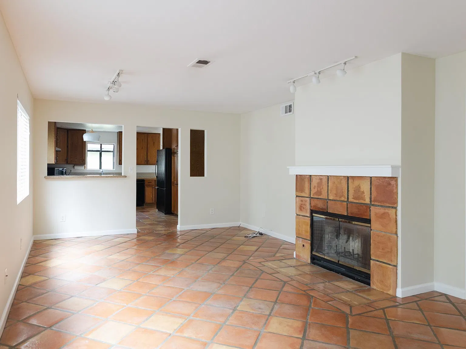 2 bed, 1090 sqft, $4,260 — Photo 4