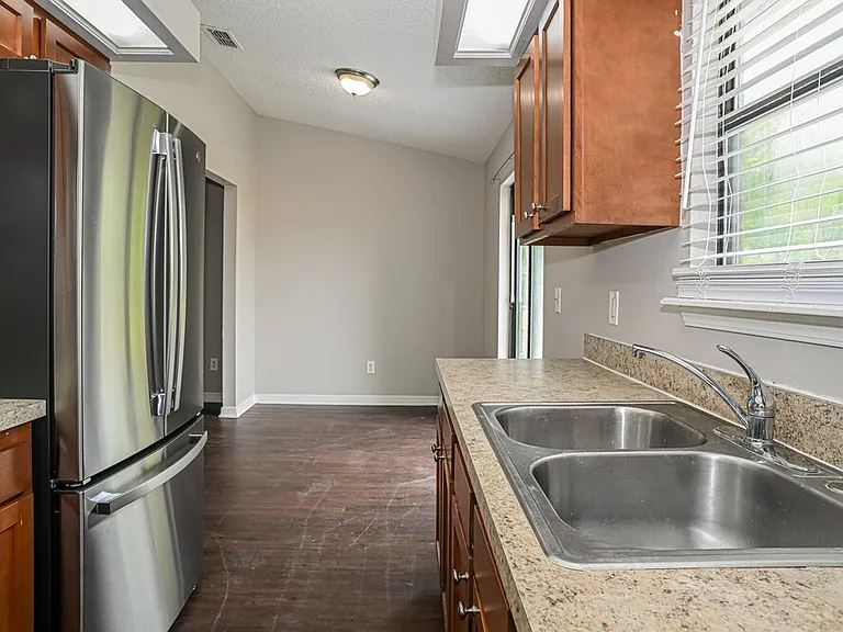 6221 Alfredo Dr W — Photo 10