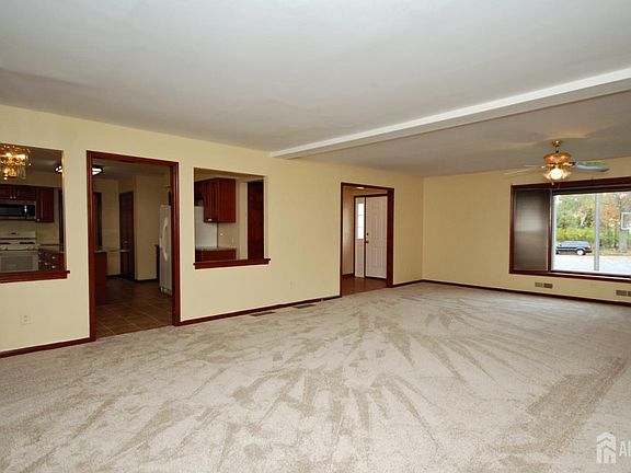 3rd image of 6 Heather Ln