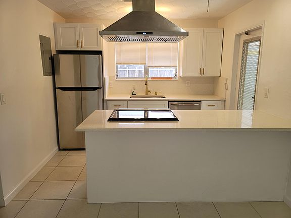 3rd image of 2513 NE 33rd Ave #2