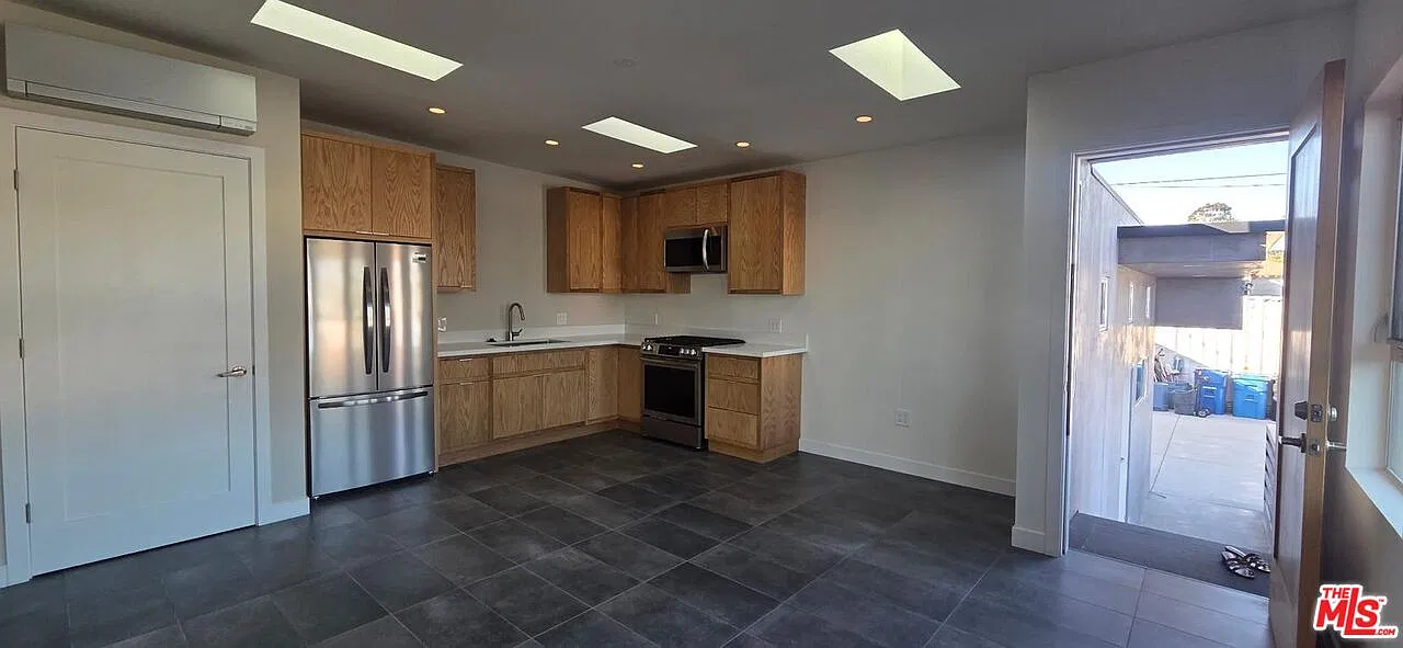 Studio, 1.0 bath, 1265 sqft, $4,000 — Photo 3