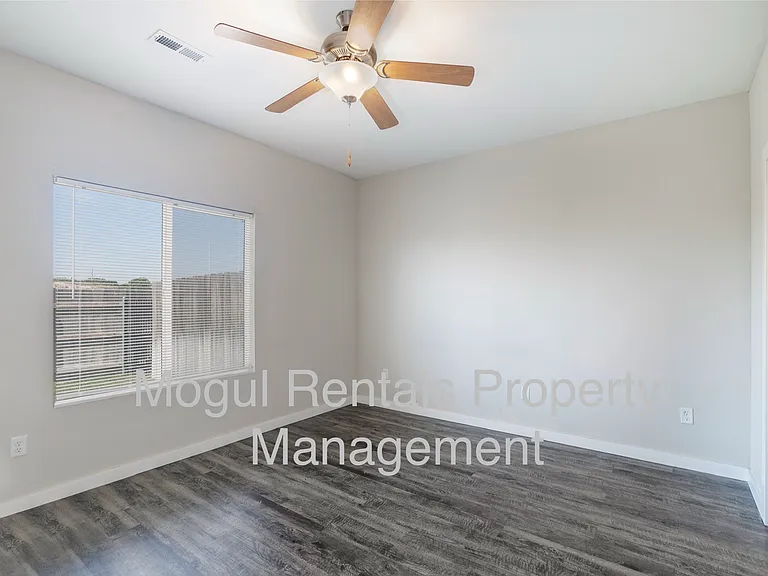592 E Martens Dr — Photo 3