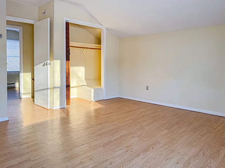 75 Chalet Hts — Photo 7