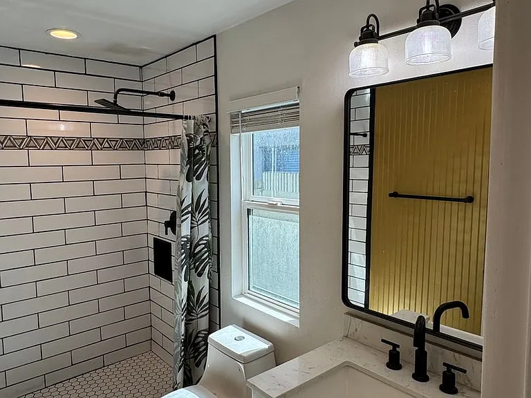 !! Move-In Special !! Cozy Carson Back House With Skylights & Washer/Dryer — Photo 11