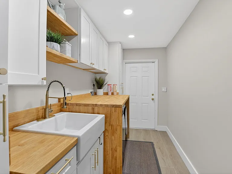 6951 NE 7th Ave — Photo 40