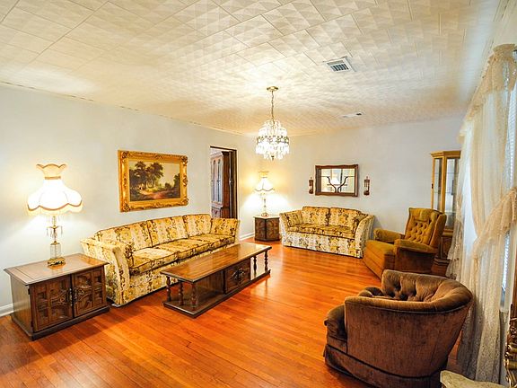 3rd image of 3841 Charles Ave