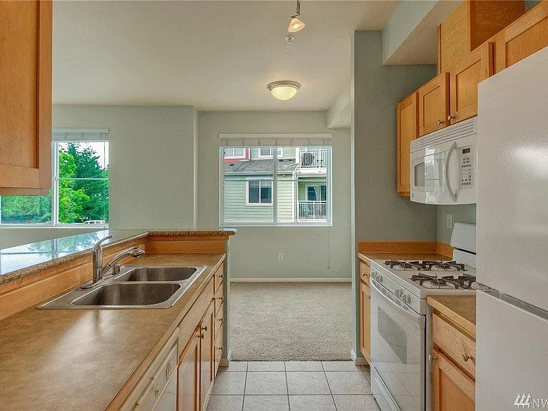 525 225th Ln NE #D-201 — Photo 6