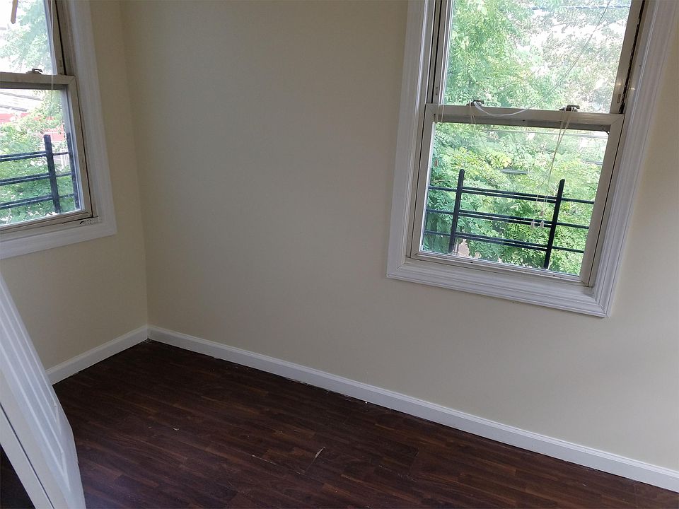 2nd image of 36 Alexander St #2