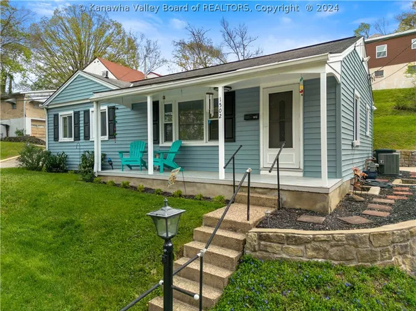 1502 Valley Dr, South Charleston, WV 25303