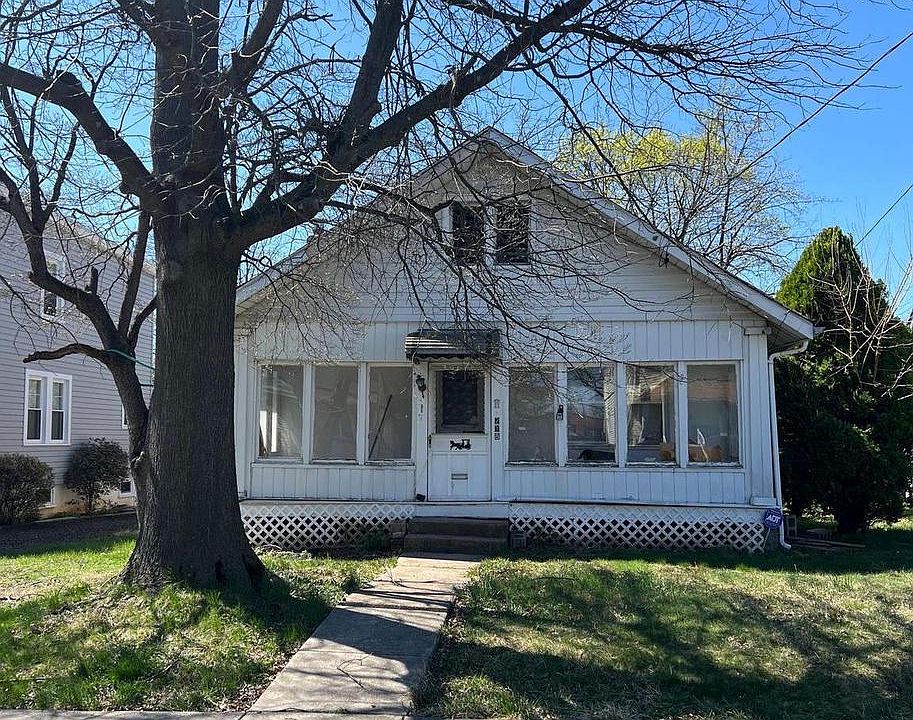 1st image of 218 E Monument Ave
