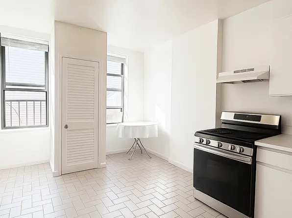 118 Saint Nicholas's Avenue image 2 of 10