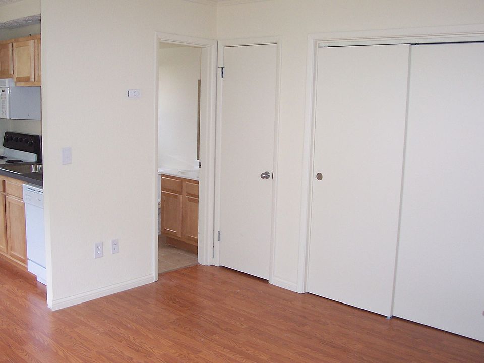 2nd image of 555 Lowell Ave APT 4