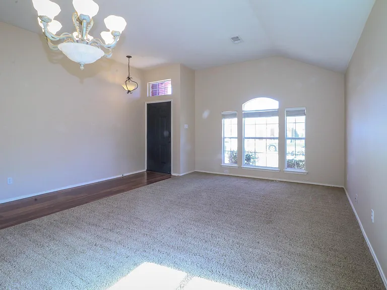 1507 Nightingale Ln — Photo 3