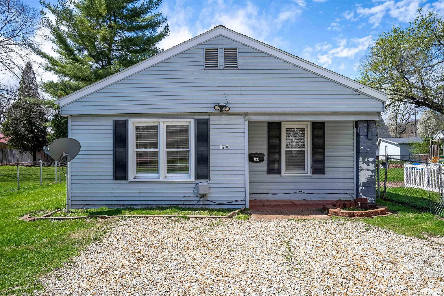 128 Linden St photo 1