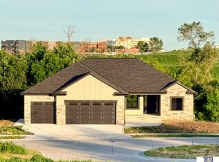 613 Valley Rd, Papillion, NE 68046