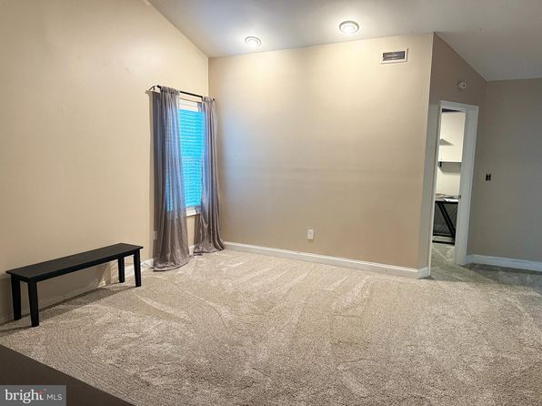 4 Fireside Cir, Columbus, NJ 08022