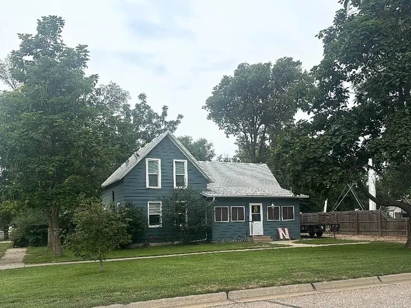 645 West St, Phillips, NE 68865