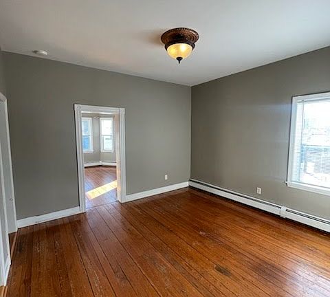 4th image of 251 Carpenter St #2