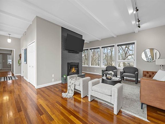 5th image of 904 Oakcrest St