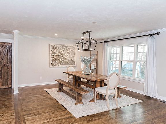3rd image of 913 Roselawn Way