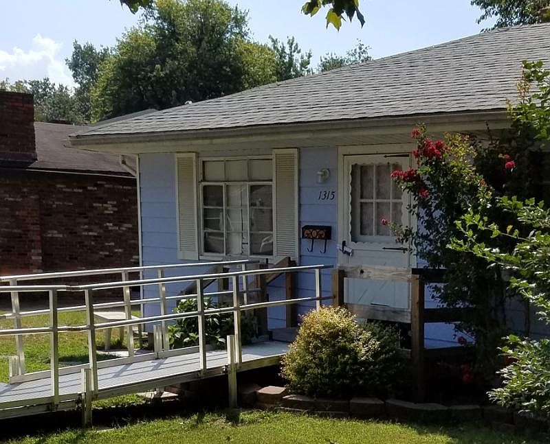 1st image of 1315 S Parker Dr