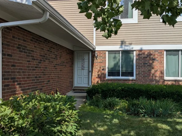 1991 N Williamsburg Dr, Palatine, IL 60074