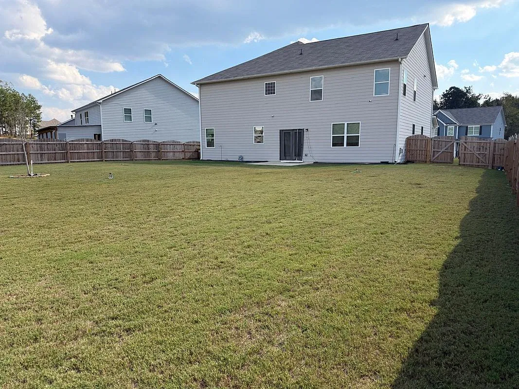 5 bed, 3.0 bath, 2804 sqft, $2,875 — Photo 2