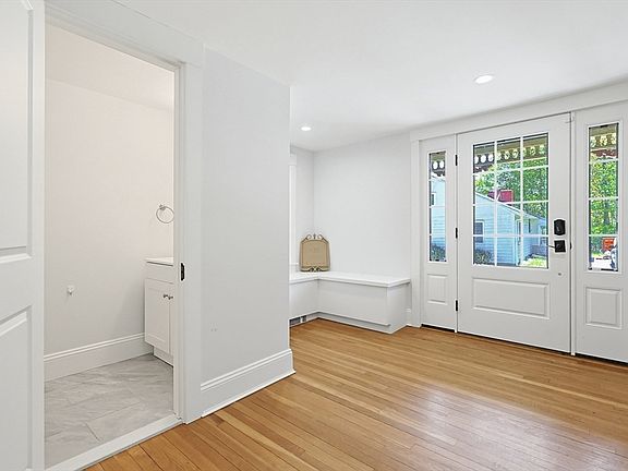 4th image of 136 Lincoln St
