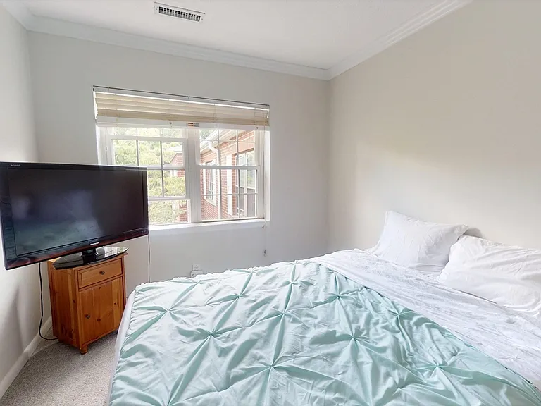 133 Lake Shore Rd #4 — Photo 9