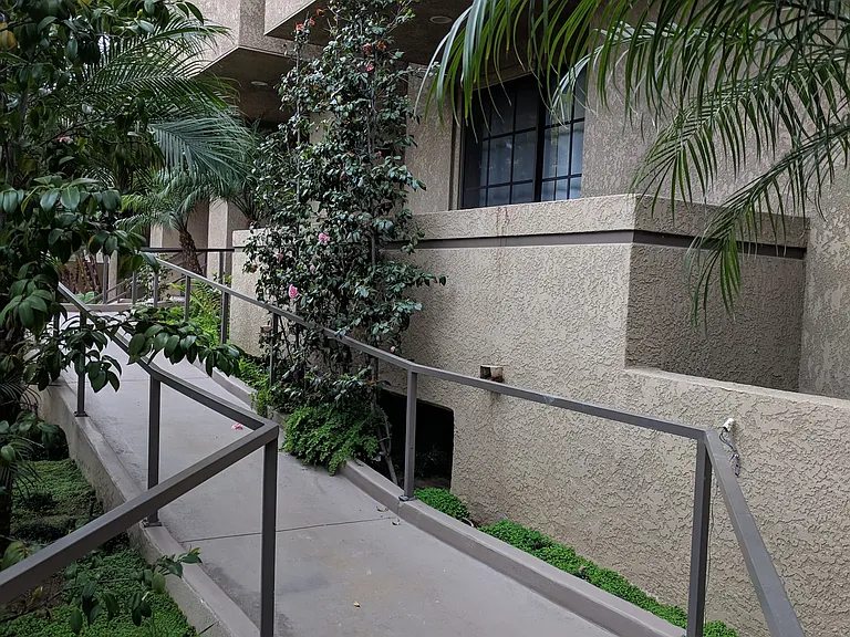 221 S Oak Knoll Ave — Photo 16