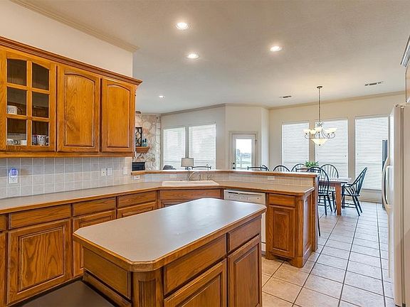 2nd image of 1720 E Fm Road 1187