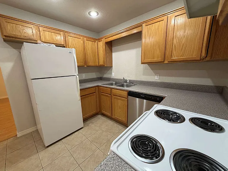 111 E Rock St — Photo 11