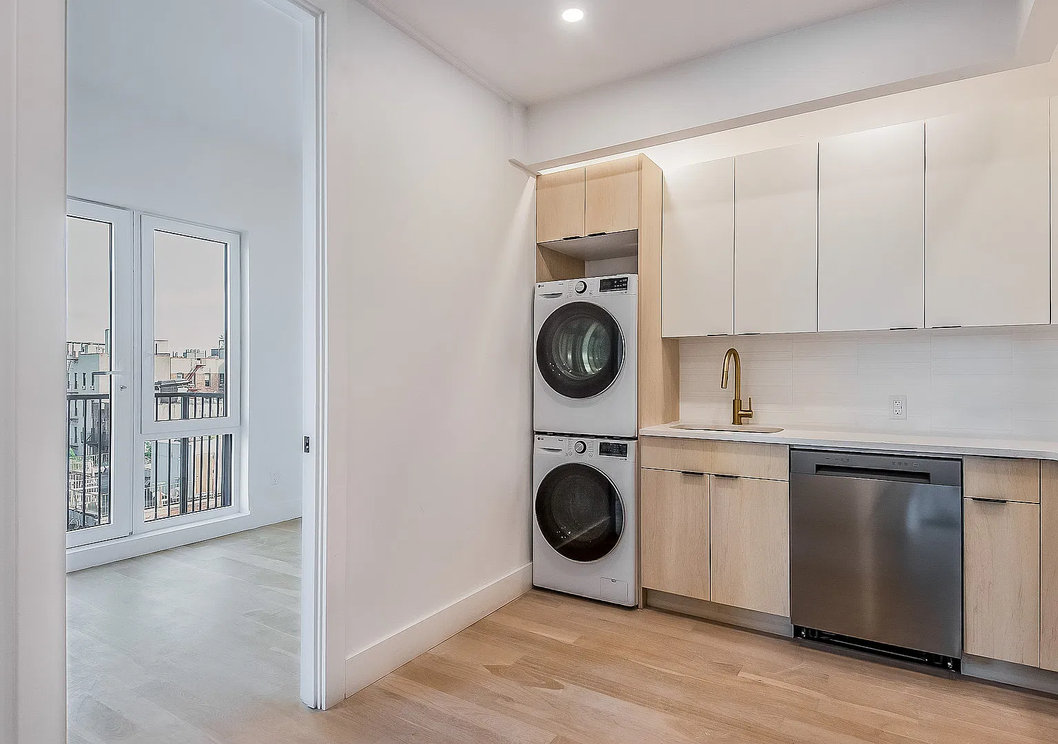 146 Scholes St — Photo 4