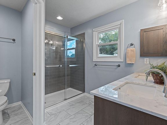 4th image of 713 Finch Dr