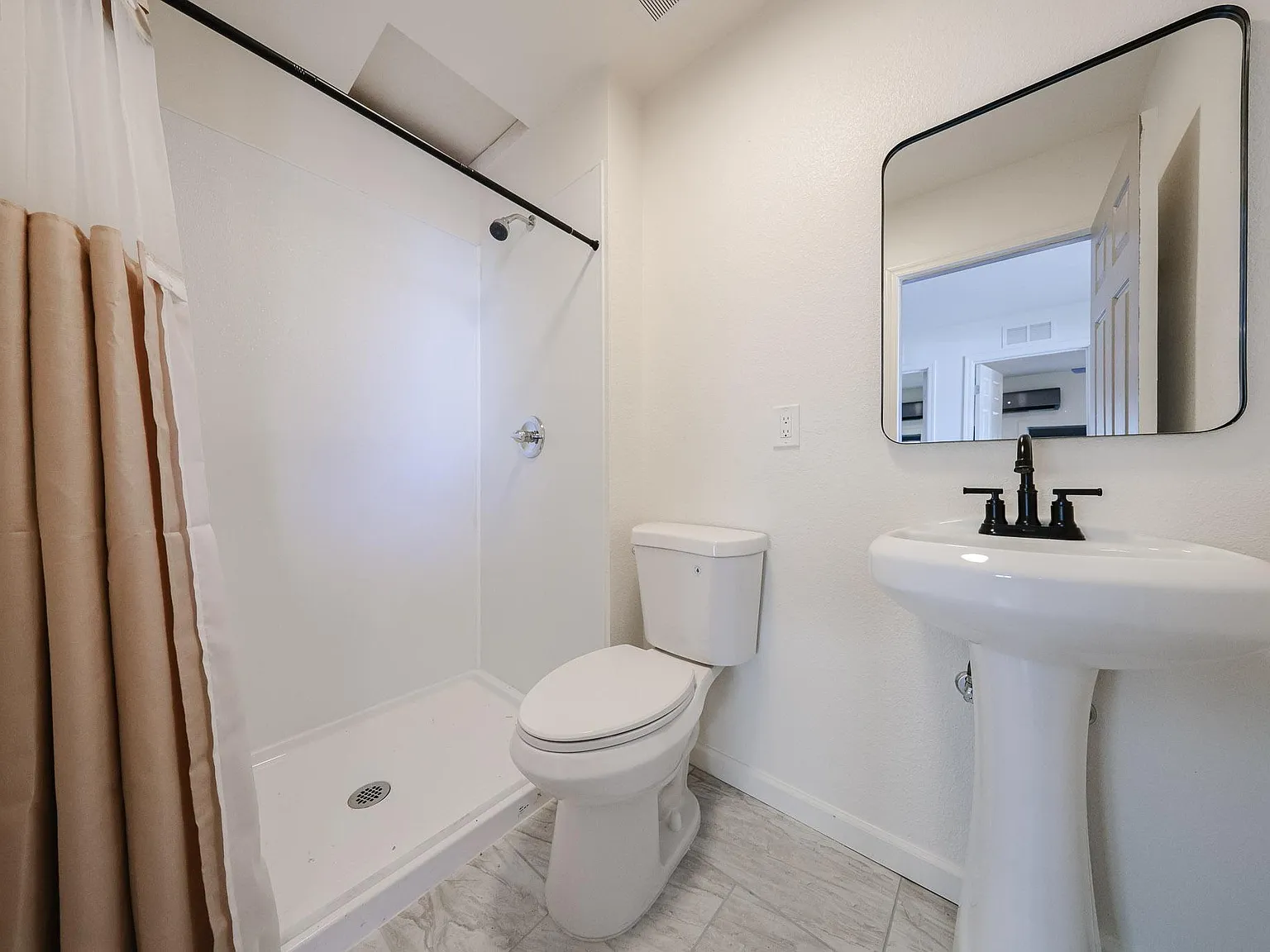 4 bed, 3.0 bath, 1350 sqft, $1,118 — Photo 4