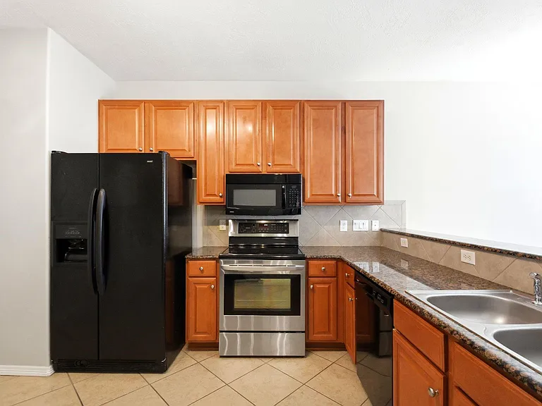 930 Sterling Creek Cir — Photo 16
