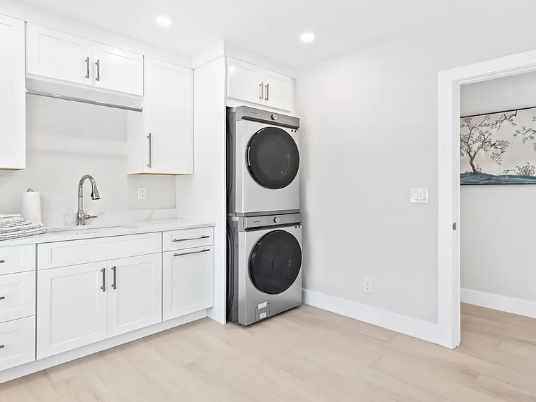 440 Kings Town Dr — Photo 32