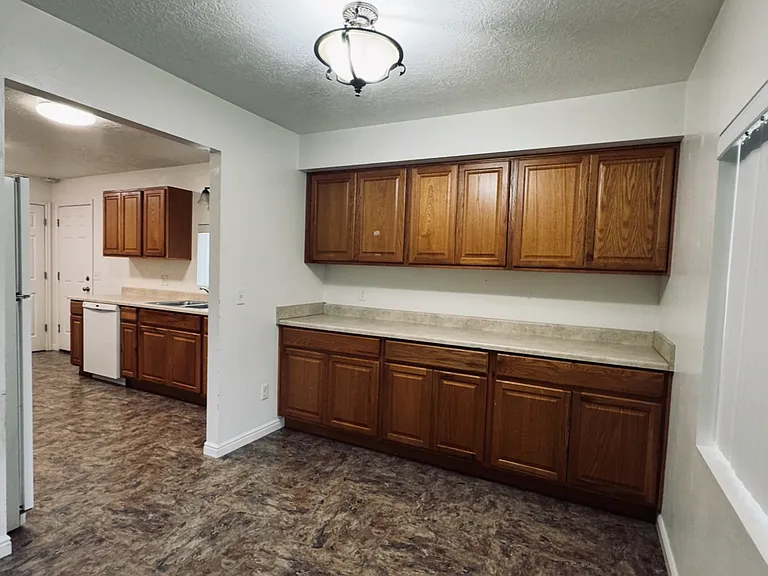 684 N 1060 E — Photo 10
