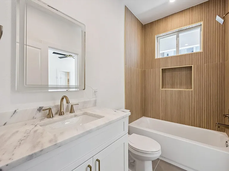 1034 W 17th St #B — Photo 14
