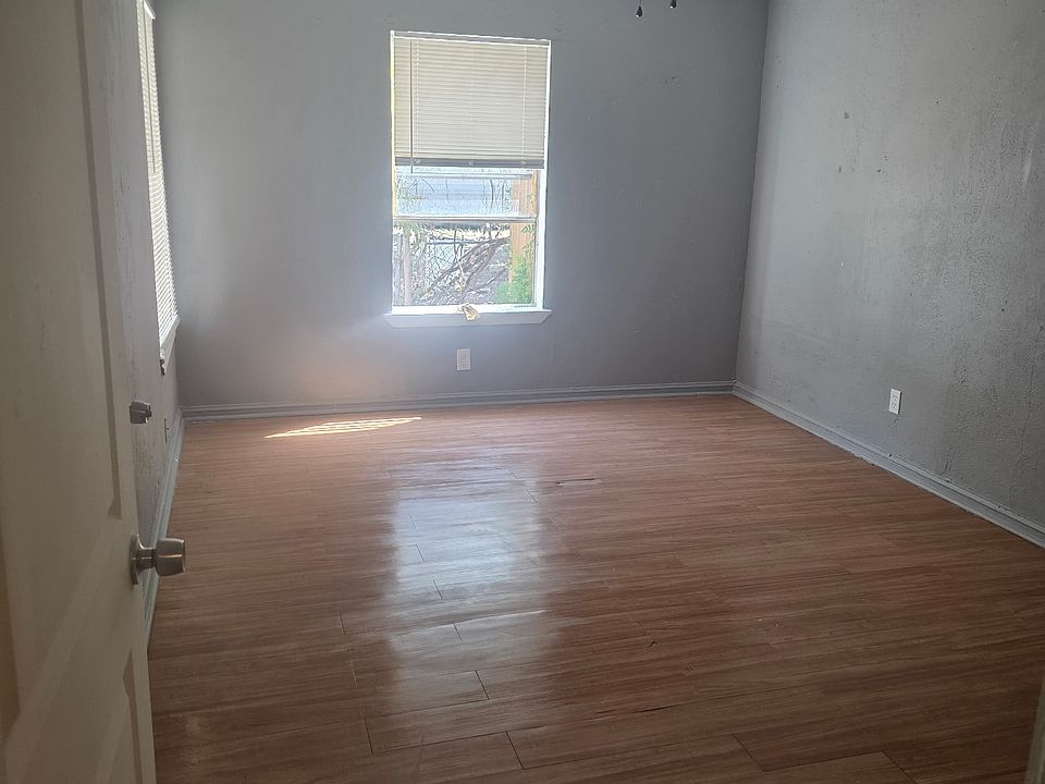 1st image of 2115 Oakwood St