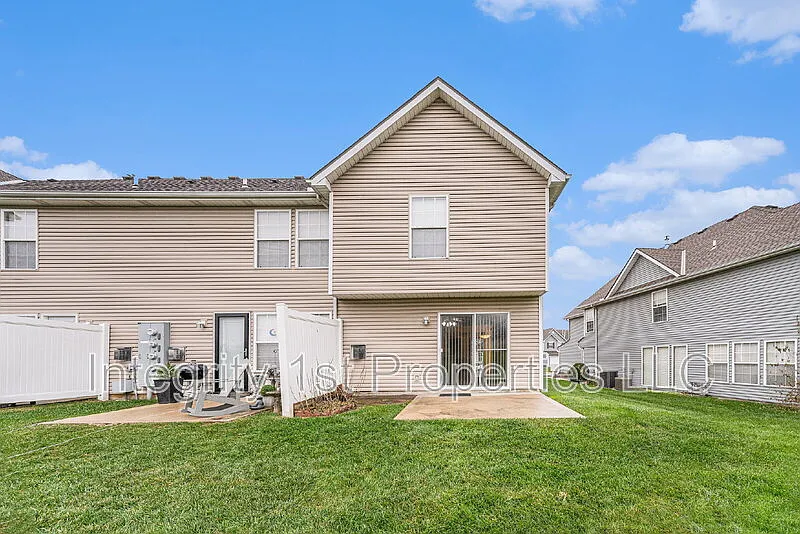 3 bed, 2.5 bath, 1607 sqft, $1,750 — Photo 4