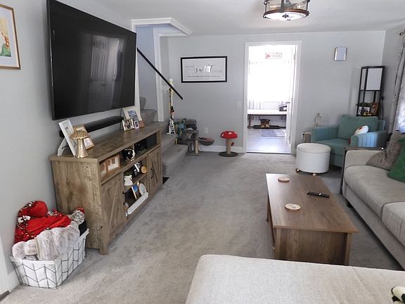 3rd image of 19 S Hunt Rd